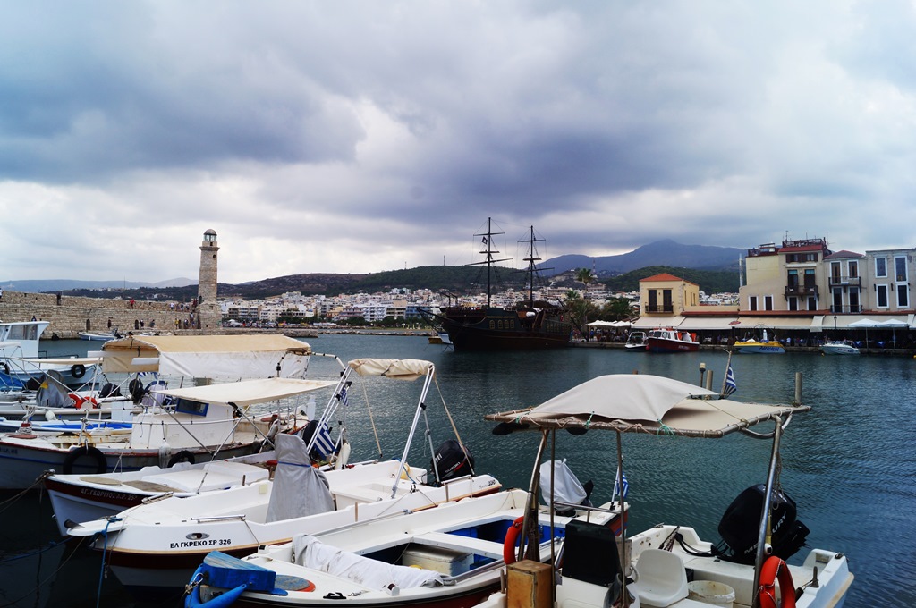 Widok na wenecki port wraz z latarnią - wczasy Kreta